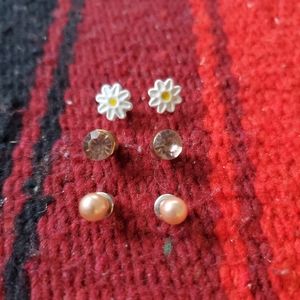 White daisy stud trio